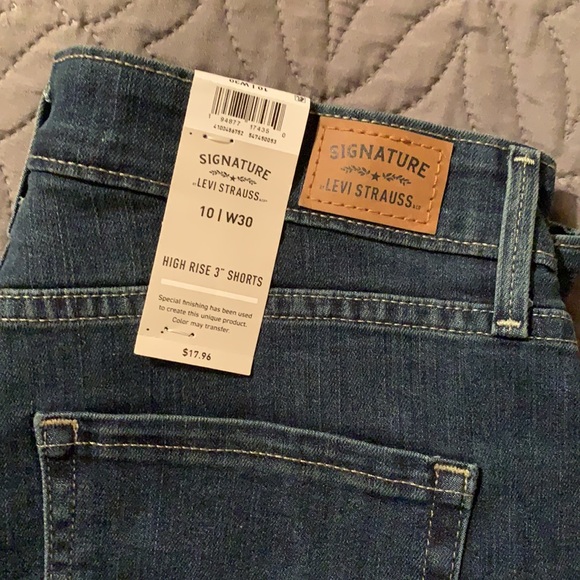 Levi High waist shorts. New with tags. - Picture 3 of 4